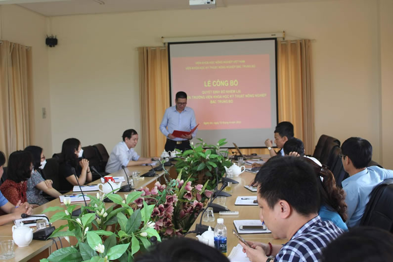 Phó giám đốc VAAS Phạm Văn Toàn làm việc với Viện KHKT Bắc Trung Bộ