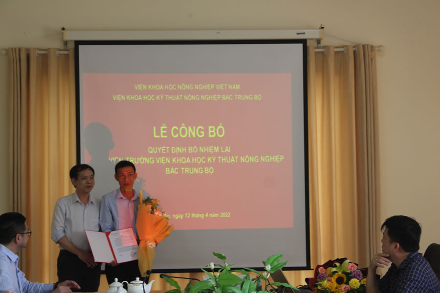 Phó giám đốc VAAS Phạm Văn Toàn làm việc với Viện KHKT Bắc Trung Bộ