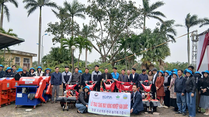 &nbsp; Trao tặng m&aacute;y N&ocirc;ng nghiệp H&agrave;n Quốc cho c&aacute;c địa phương tham gia dự &aacute;n